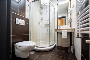 Single Room | Bathroom | Shower, free toiletries, hair dryer, towels - Kopernikus Hotel Prag (Belgrade)