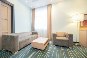 Superior Double Room, 1 Katil Kelamin (Double), Non Smoking, City View | Ruang tamu | TV LCD 