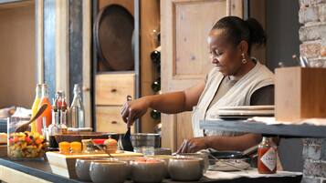 Una encimera de cocina con diversos alimentos y utensilios de cocina.