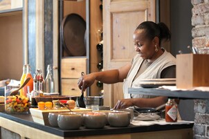 Un piano di lavoro in cucina con diversi alimenti e utensili da cucina.