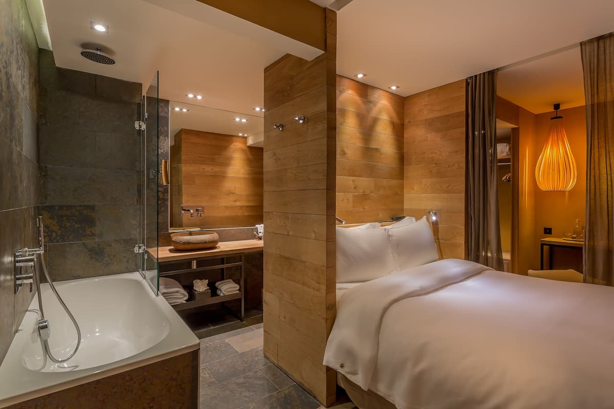 Une salle de bain moderne avec une douche à parois de verre, un grand lavabo blanc et un meuble-lavabo en bois.