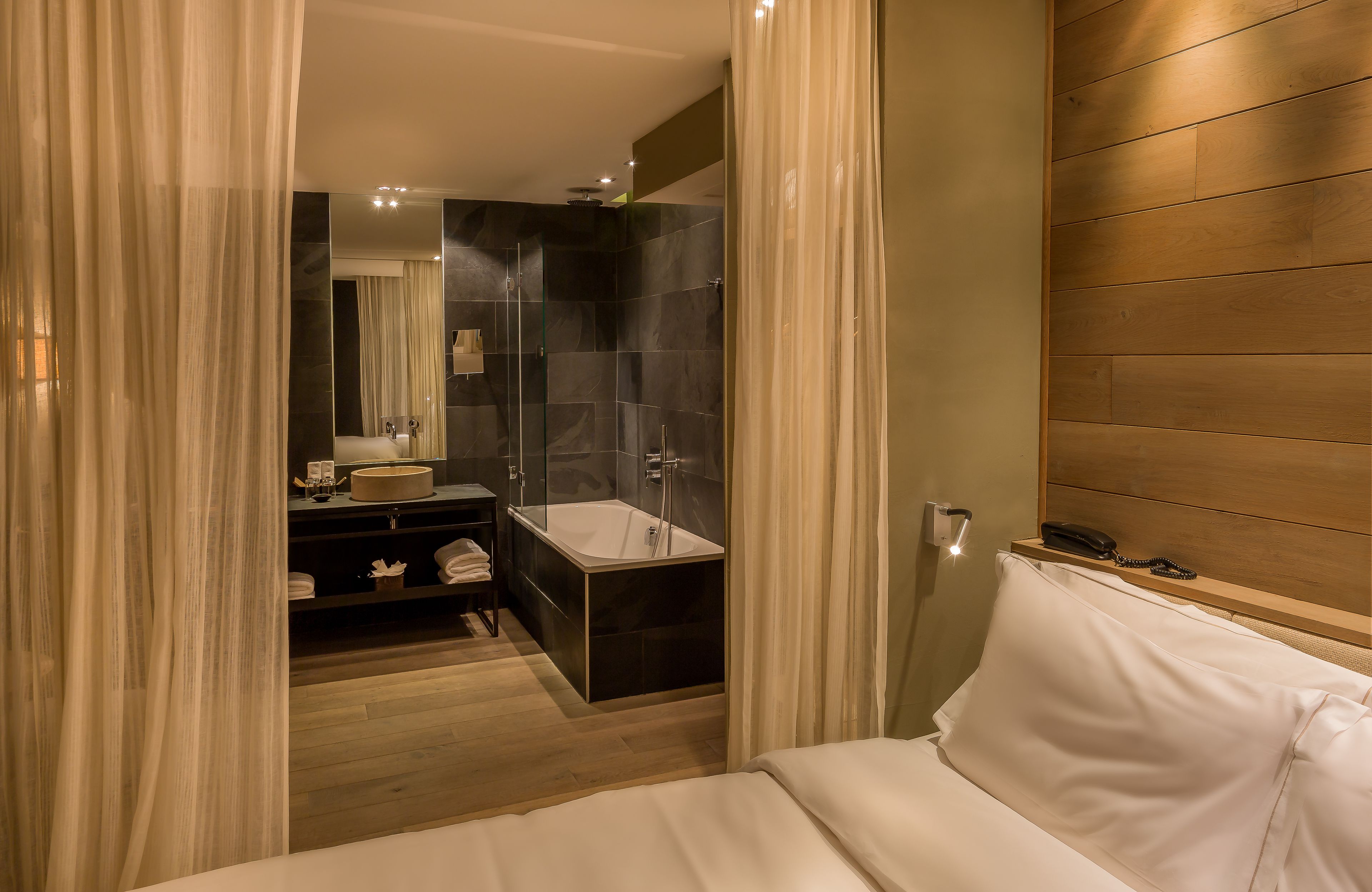 Un baño moderno con bañera, ducha y tocador.