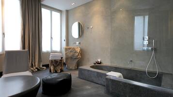 Junior suite (Exception) | Badkamer | Gratis toiletartikelen, een haardroger, pantoffels, handdoeken