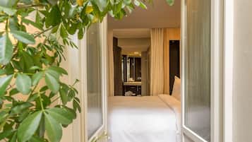 Chambre Double, terrasse (Emotion Terasse) | Literie de qualité supérieure, coffres-forts dans les chambres, bureau