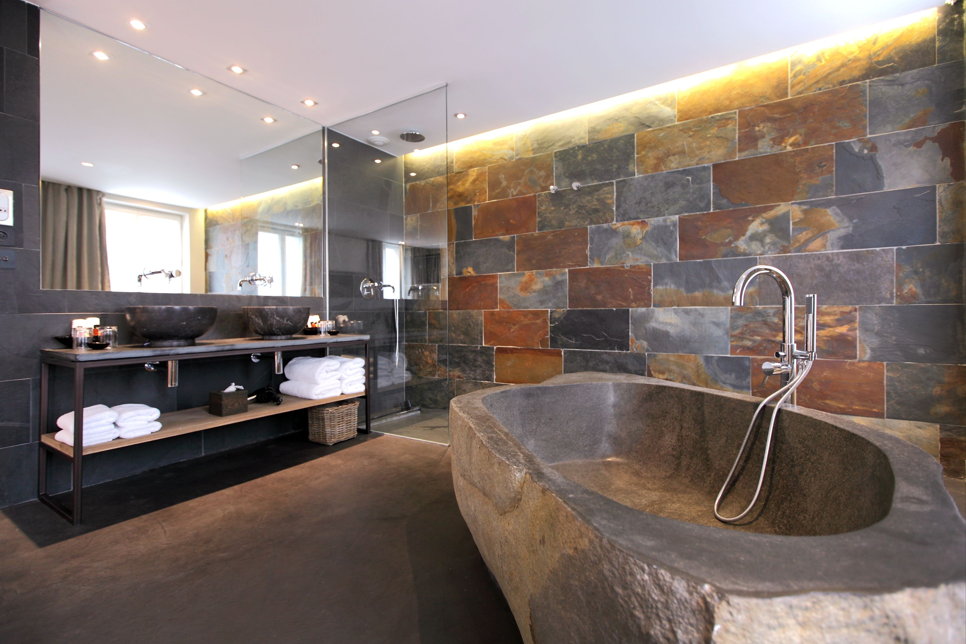 junior suite (exception) | bathroom | free toiletries, hair dryer, slippers, towels