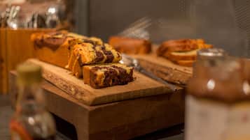 Tábua de madeira com fatias de bolo e uma faca.