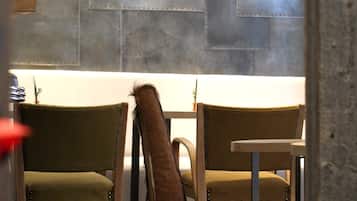 Een modern interieur met een zithoek, bestaande uit twee fauteuils met lederen bekleding en een bijzettafeltje.