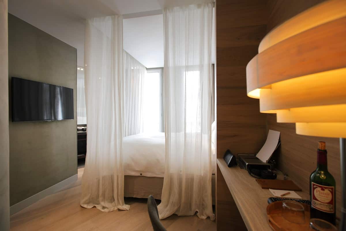 Chambre double (Emotion) | Literie de qualité, coffre-fort, bureau, rideaux d’obscurcissement