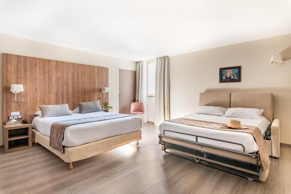 Habitación familiar, varias camas | Ropa de cama de alta calidad y minibar 
