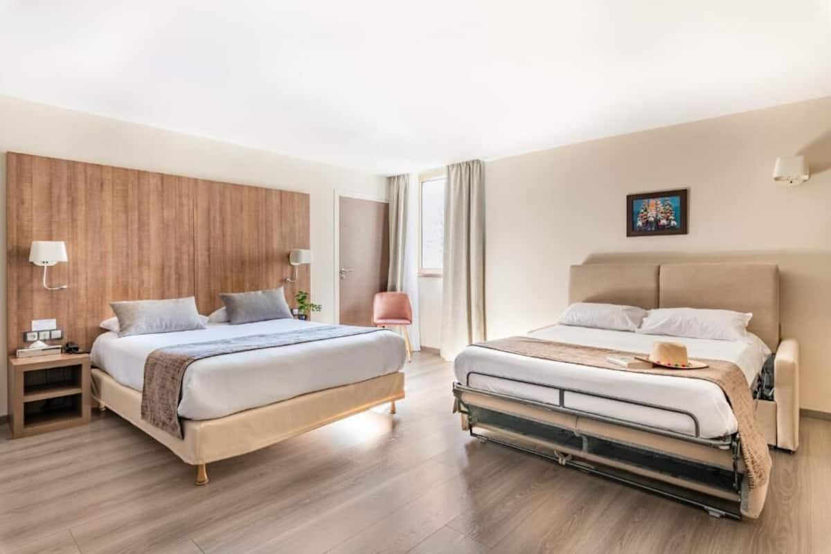 Habitación familiar, varias camas | Ropa de cama de alta calidad y minibar