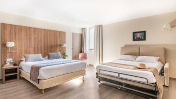 Une chambre d’hôtel avec deux lits, des têtes de lit en bois, des tables de chevet avec des lampes, une chaise et une fenêtre avec des rideaux.