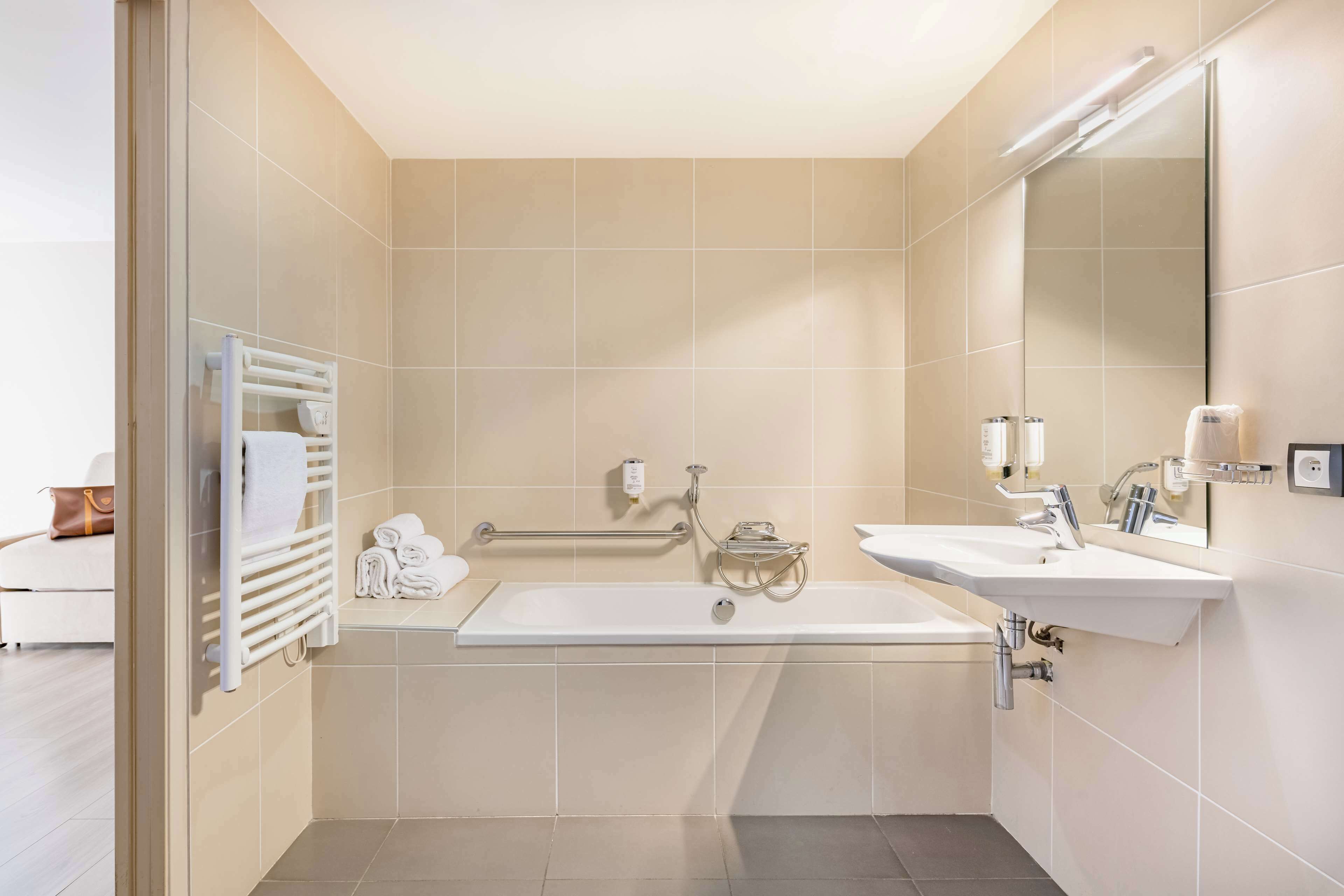 rainfall showerhead, free toiletries, hair dryer, towels