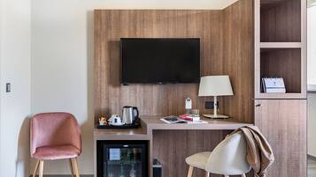Standard Room, 2 Twin Beds | Premium bedding, minibar, in-room safe, desk