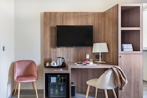 Standard Room, 2 Twin Beds | Premium bedding, minibar, in-room safe, desk