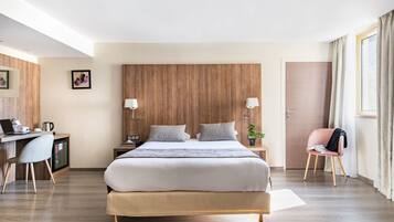 Standard Room, 1 Queen Bed, Non Smoking (Executive Level) | Premium bedding, minibar, in-room safe, desk