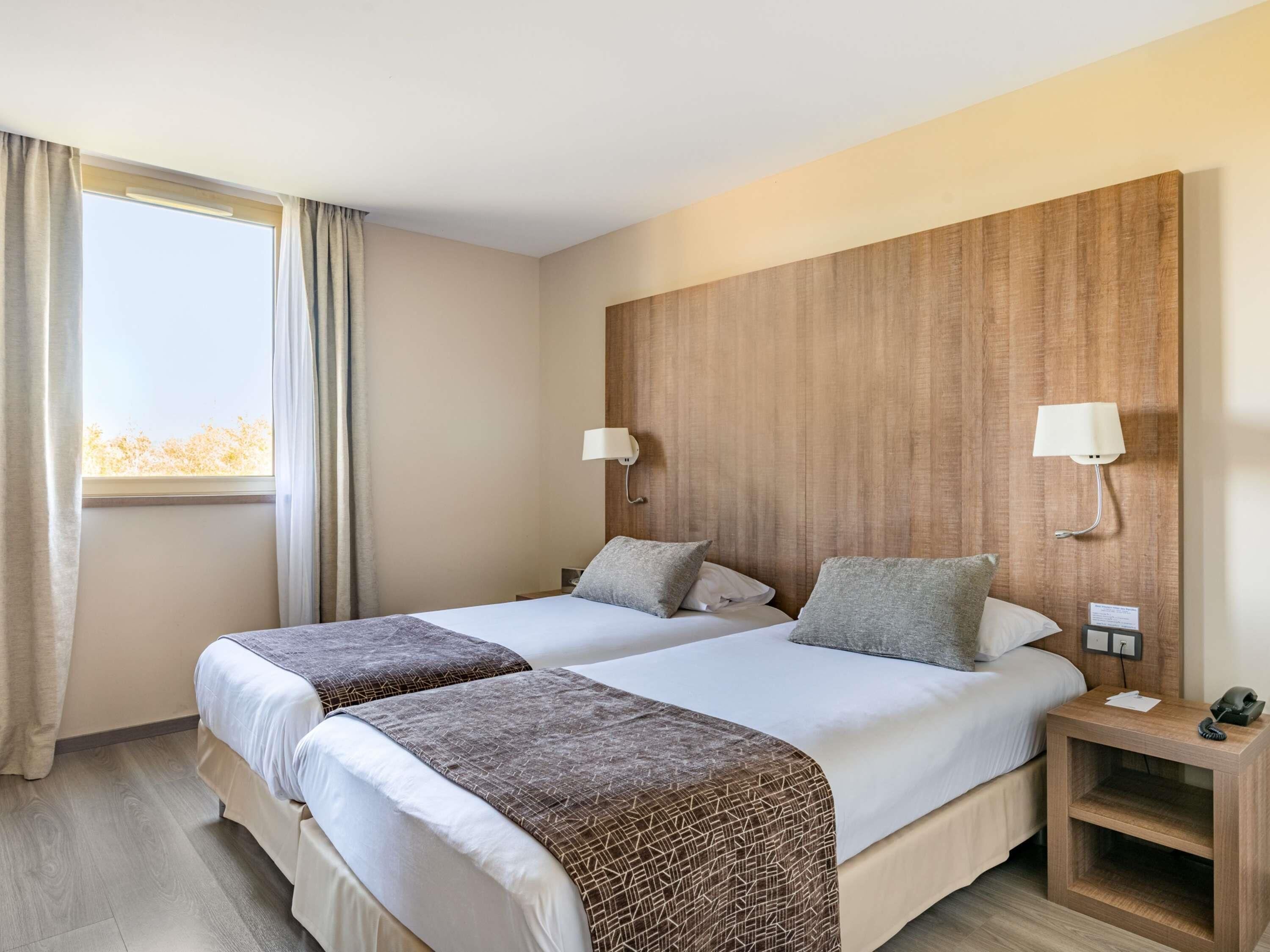 Camera Standard, 2 letti singoli | Biancheria da letto di alta qualità, minibar, una cassaforte in camera