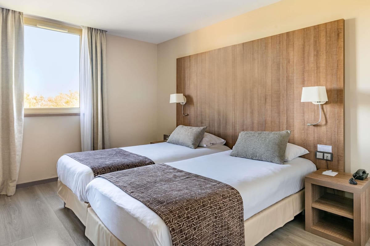 Habitación estándar, 2 camas individuales | Ropa de cama de alta calidad y minibar