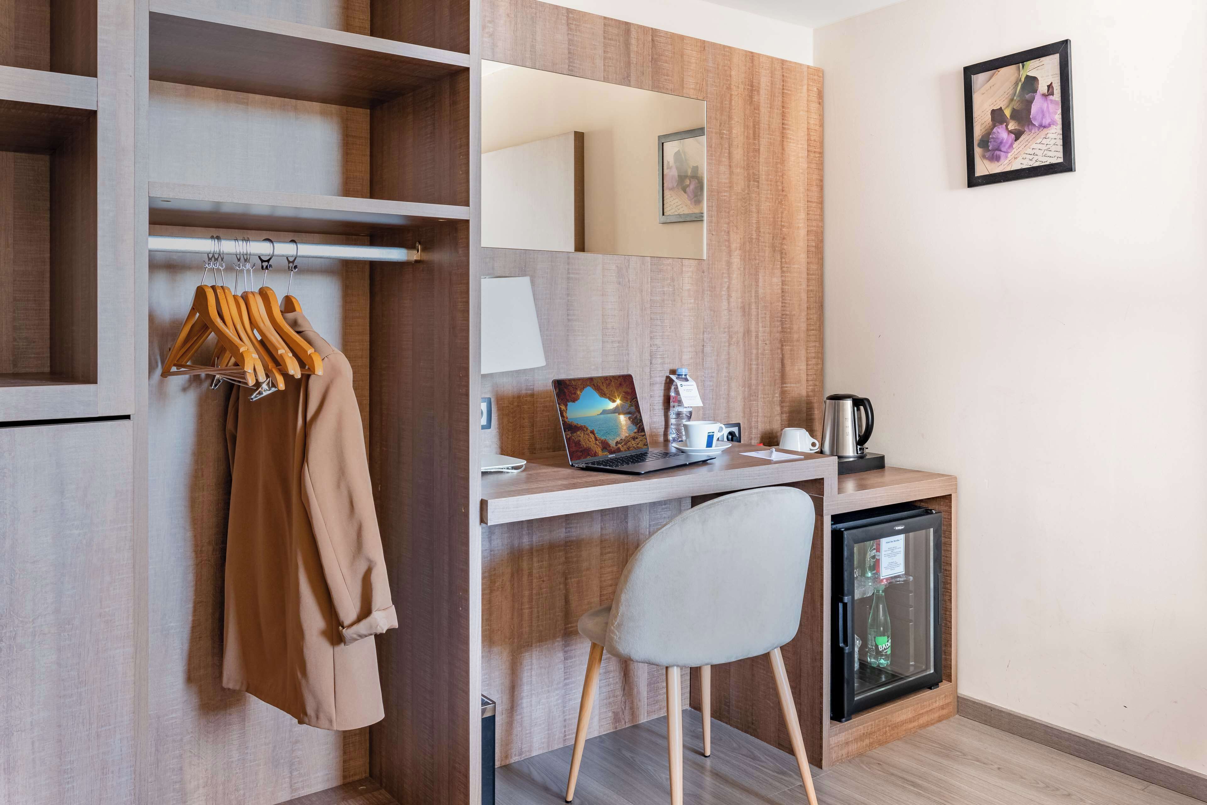 standard room, 2 single beds, non smoking (executive level) | living room | 42-inch flat-screen tv with cable channels, tv