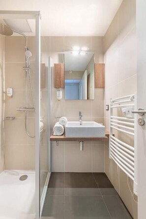 Rainfall showerhead, free toiletries, hair dryer, towels - ibis Styles Lyon Sud Brignais (Brignais)