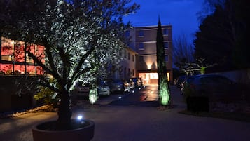 Fassade der Unterkunft – Abend/Nacht