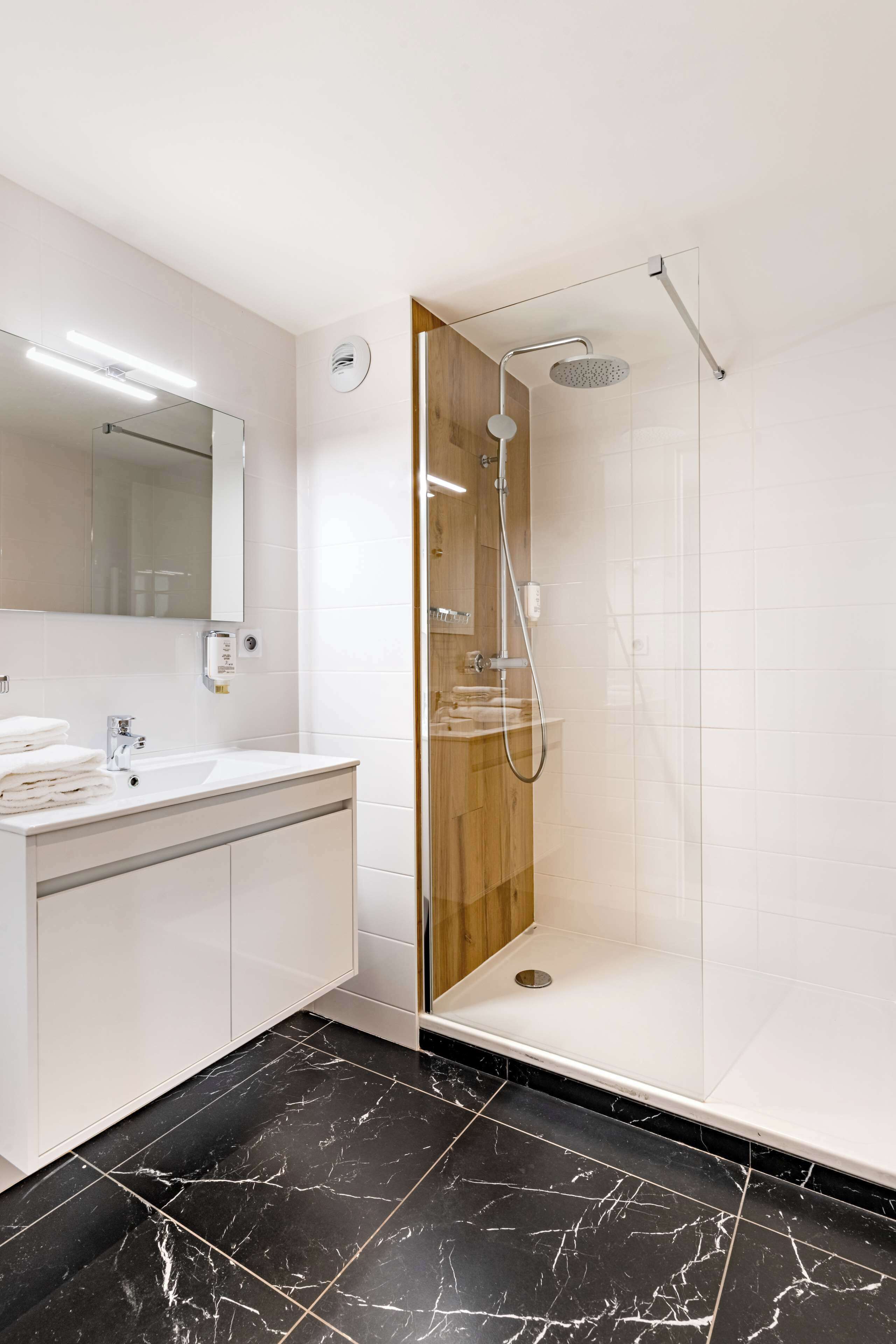standard room, 2 single beds, non smoking (executive level) | bathroom shower