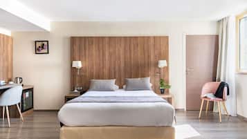 Comfort-huone, 1 parisänky | Ylelliset vuodevaatteet, minibaari, tallelokero huoneessa, työpöytä