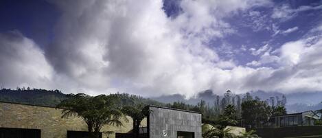 A building with a sign reading "Estelar Recinto del Parque Nacional."
