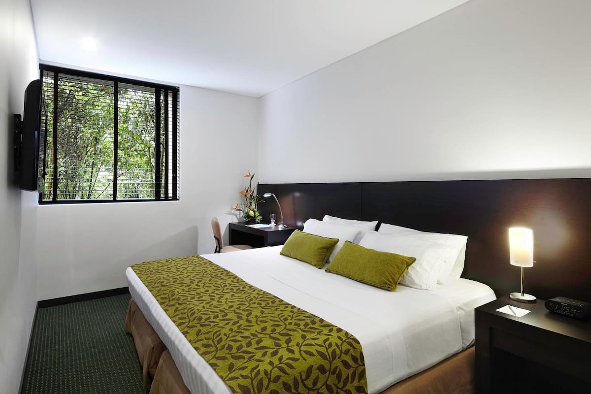Premium bedding, in-room safe, desk, blackout drapes