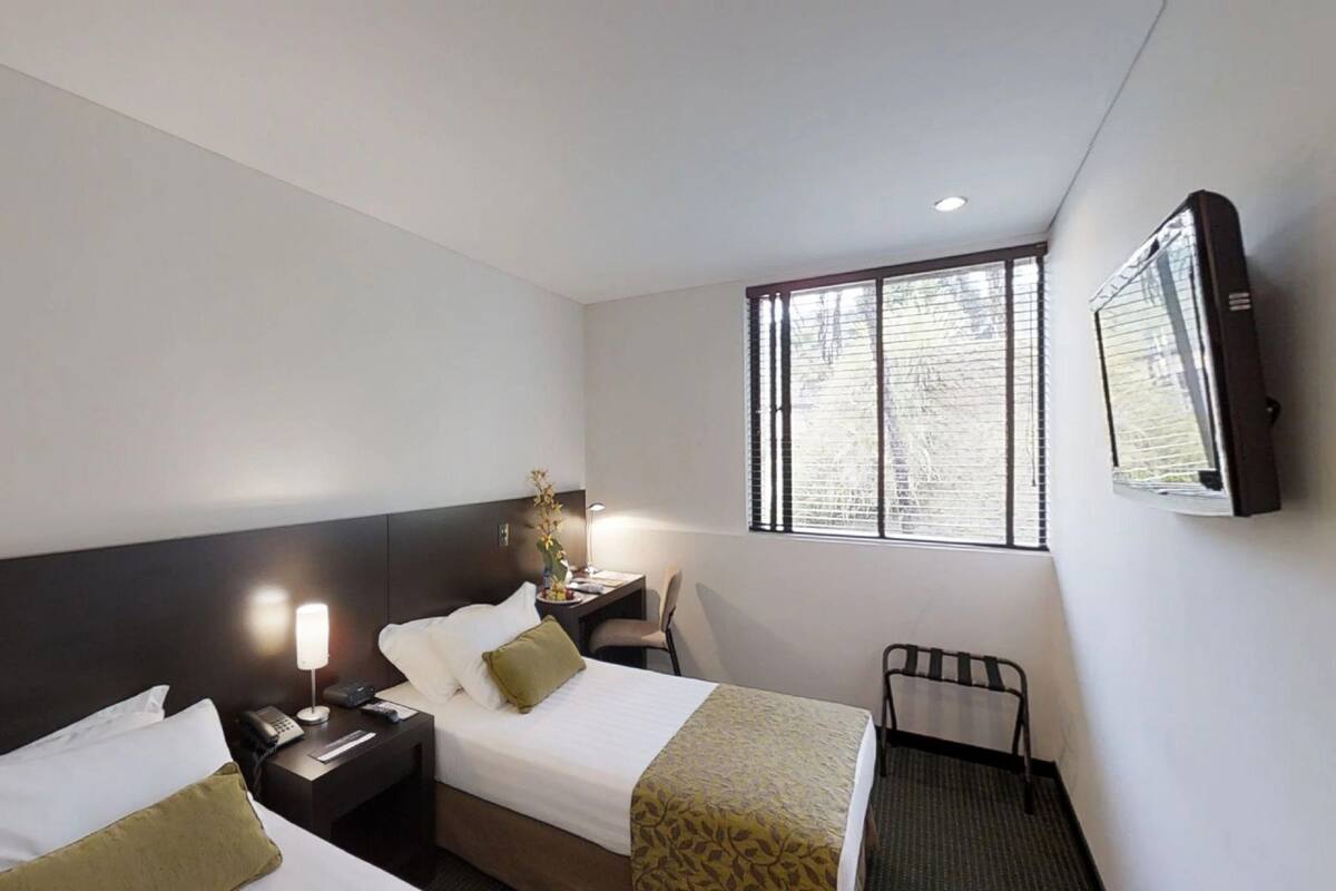 Ropa de cama de alta calidad y caja de seguridad en la habitación
