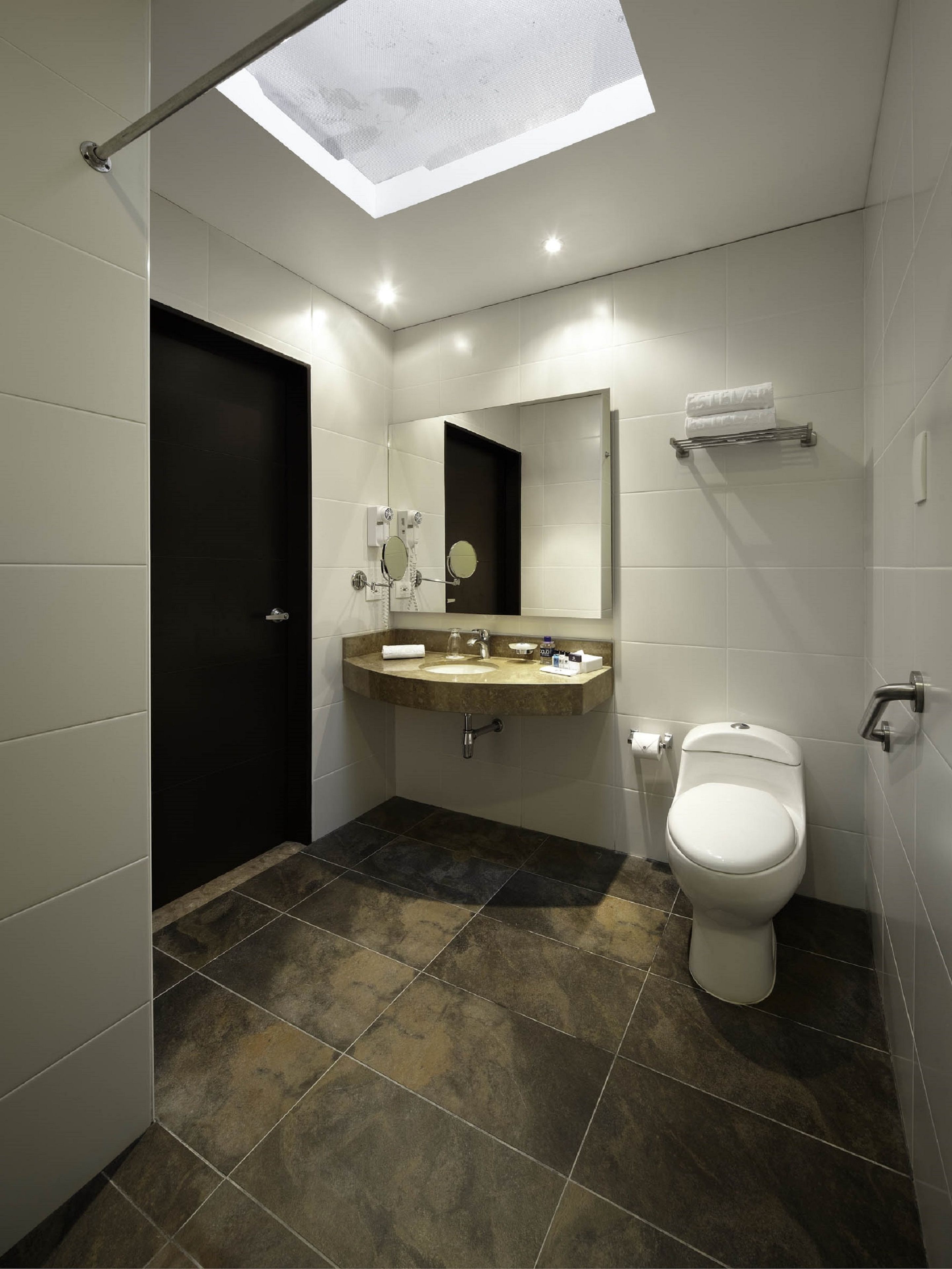 shower, rainfall showerhead, free toiletries, towels