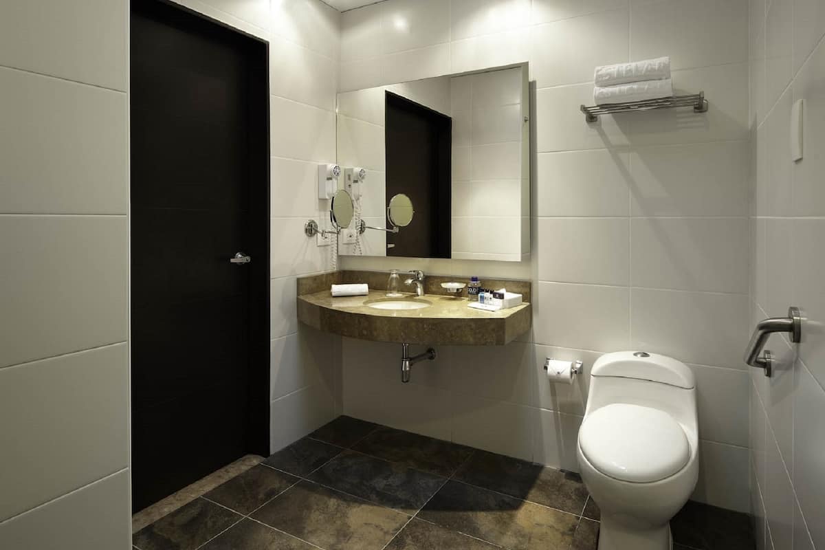 shower, rainfall showerhead, free toiletries, towels