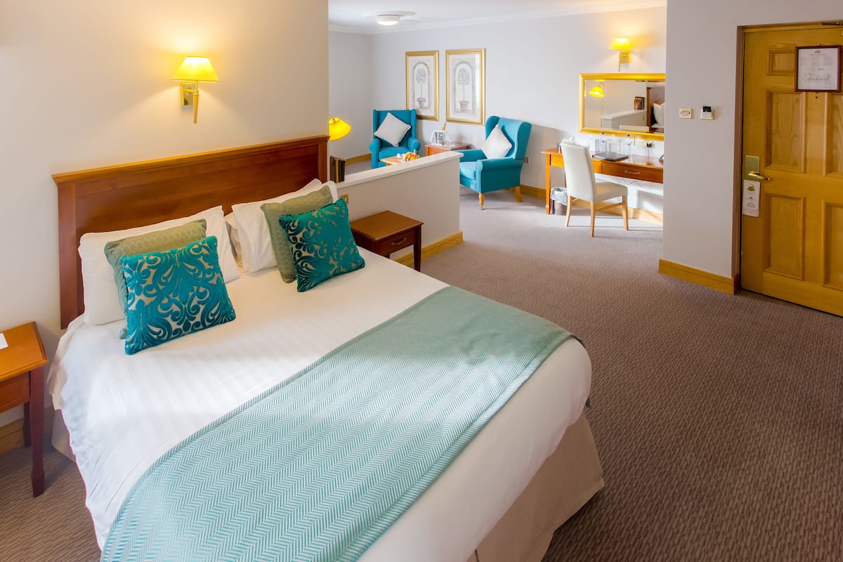 in-room safe, iron/ironing board, free wifi, bed sheets