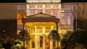 Hotel Ashdown Park, con una entrada bien iluminada, amplias ventanas y una fachada acogedora.