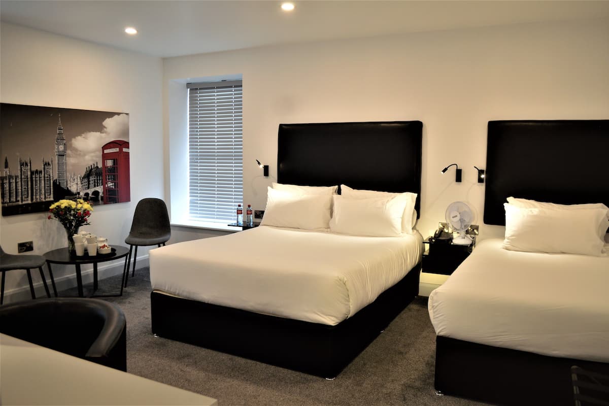 1 habitación, decoración personalizada, muebles diferentes y escritorio