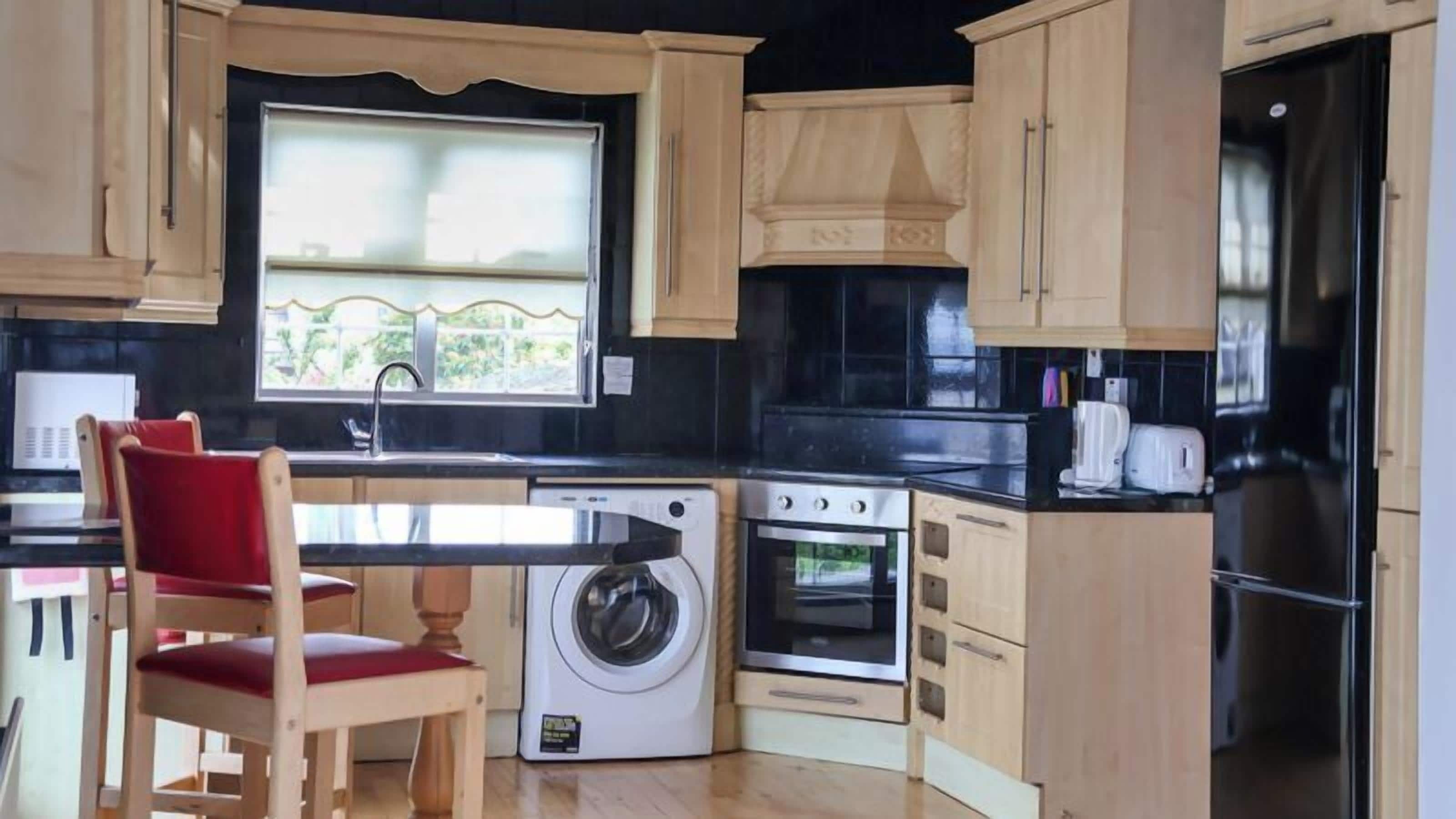 deluxe suite, 4 bedrooms, non smoking, ocean view | private kitchen