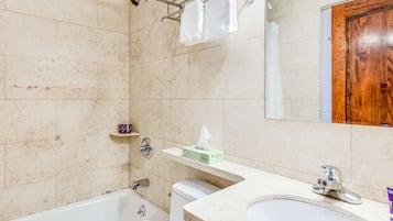 Bureau, fer et planche Ă repasser, Wi-Fi gratuit, draps fournis