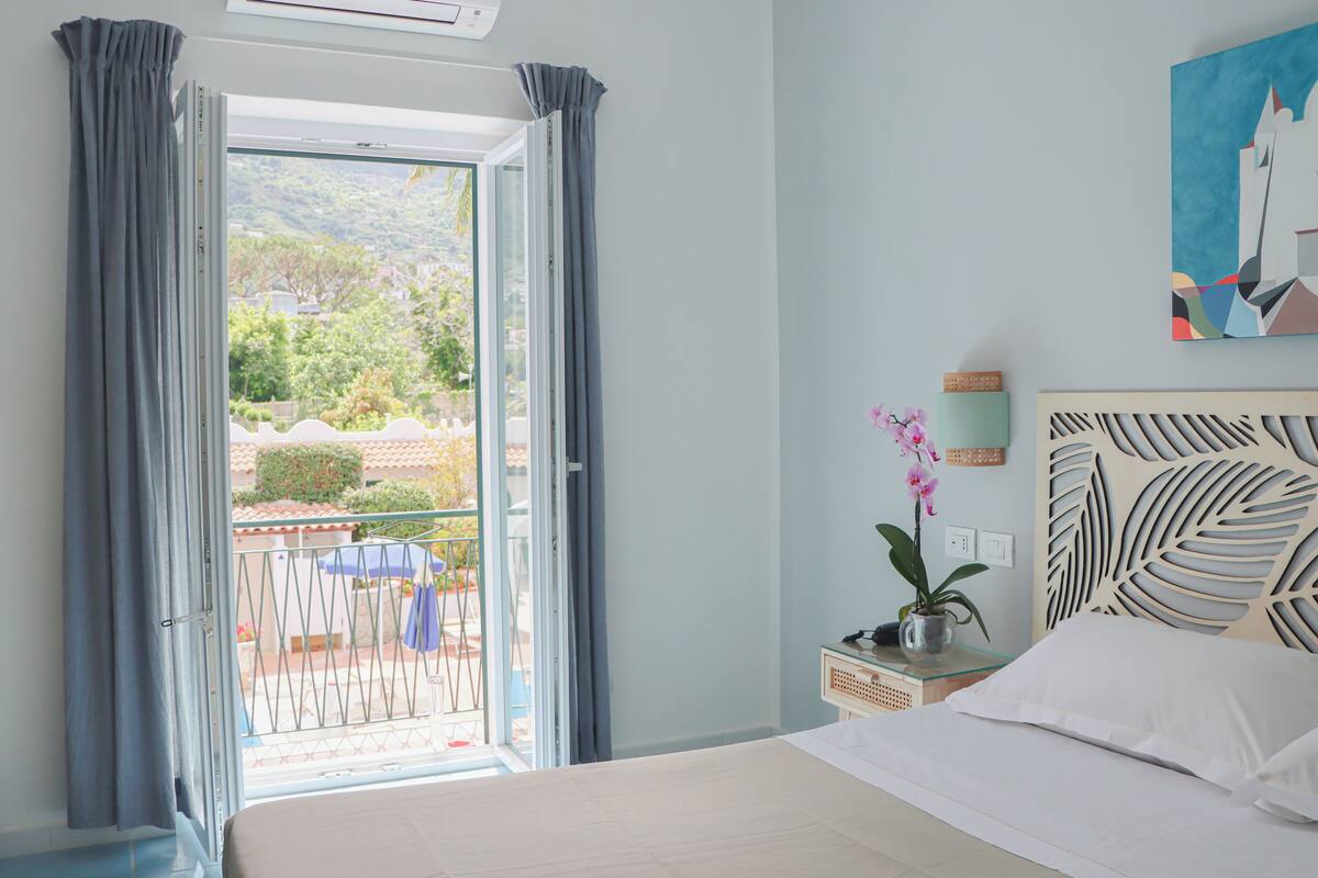 standard double room | in-room safe, desk, free wifi, bed sheets