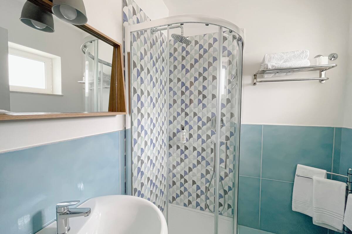 standard double room | bathroom | shower, towels