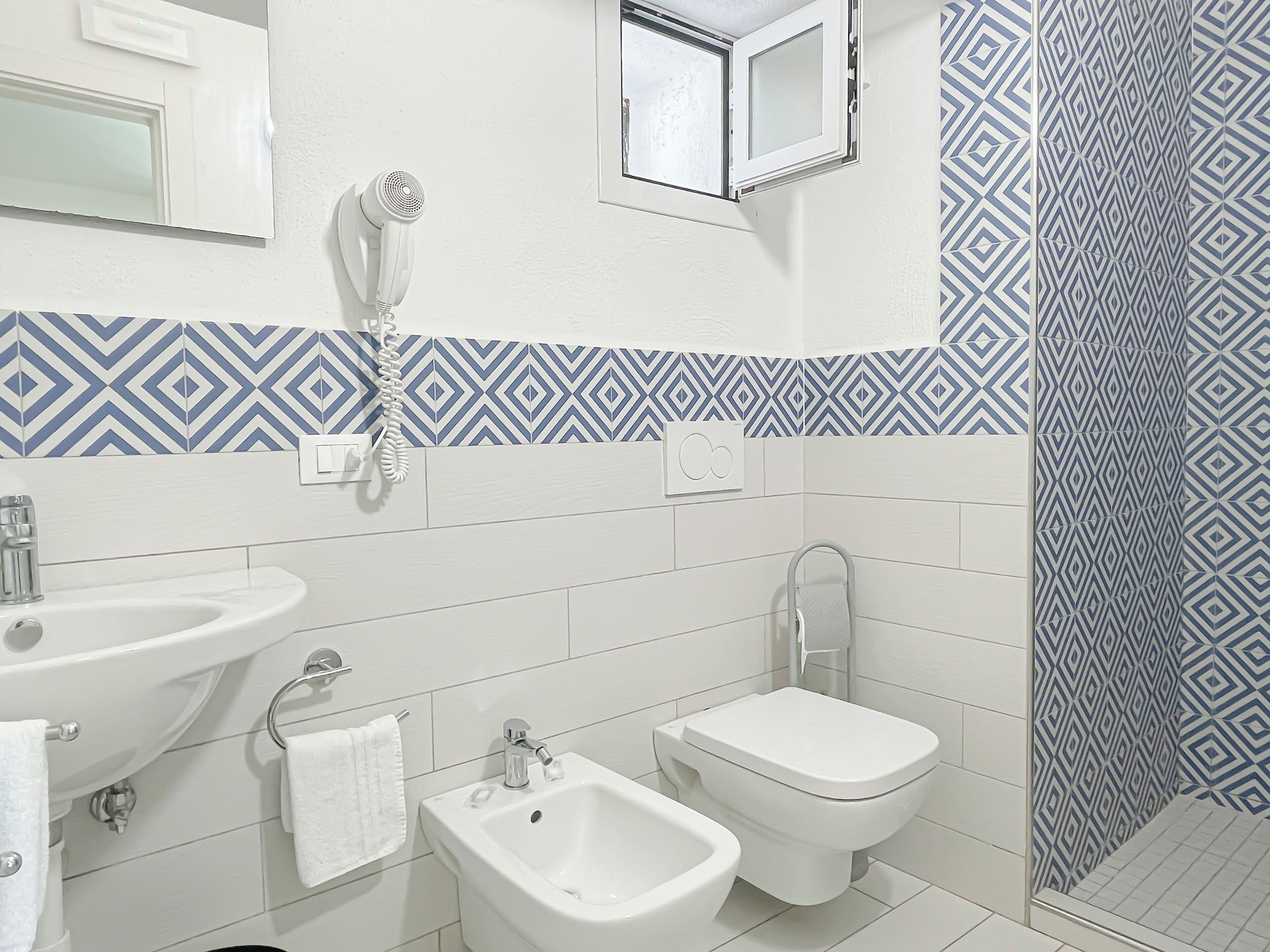 double room, annex building | bathroom | shower, towels