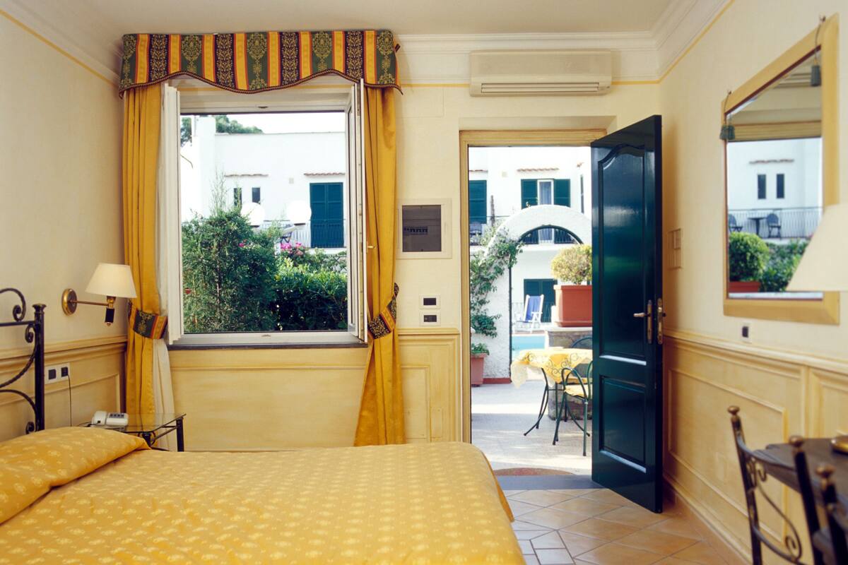 Coffres-forts dans les chambres, bureau, Wi-Fi gratuit, draps fournis