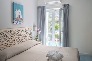 Een kluis op de kamer, een bureau, gratis wifi, beddengoed