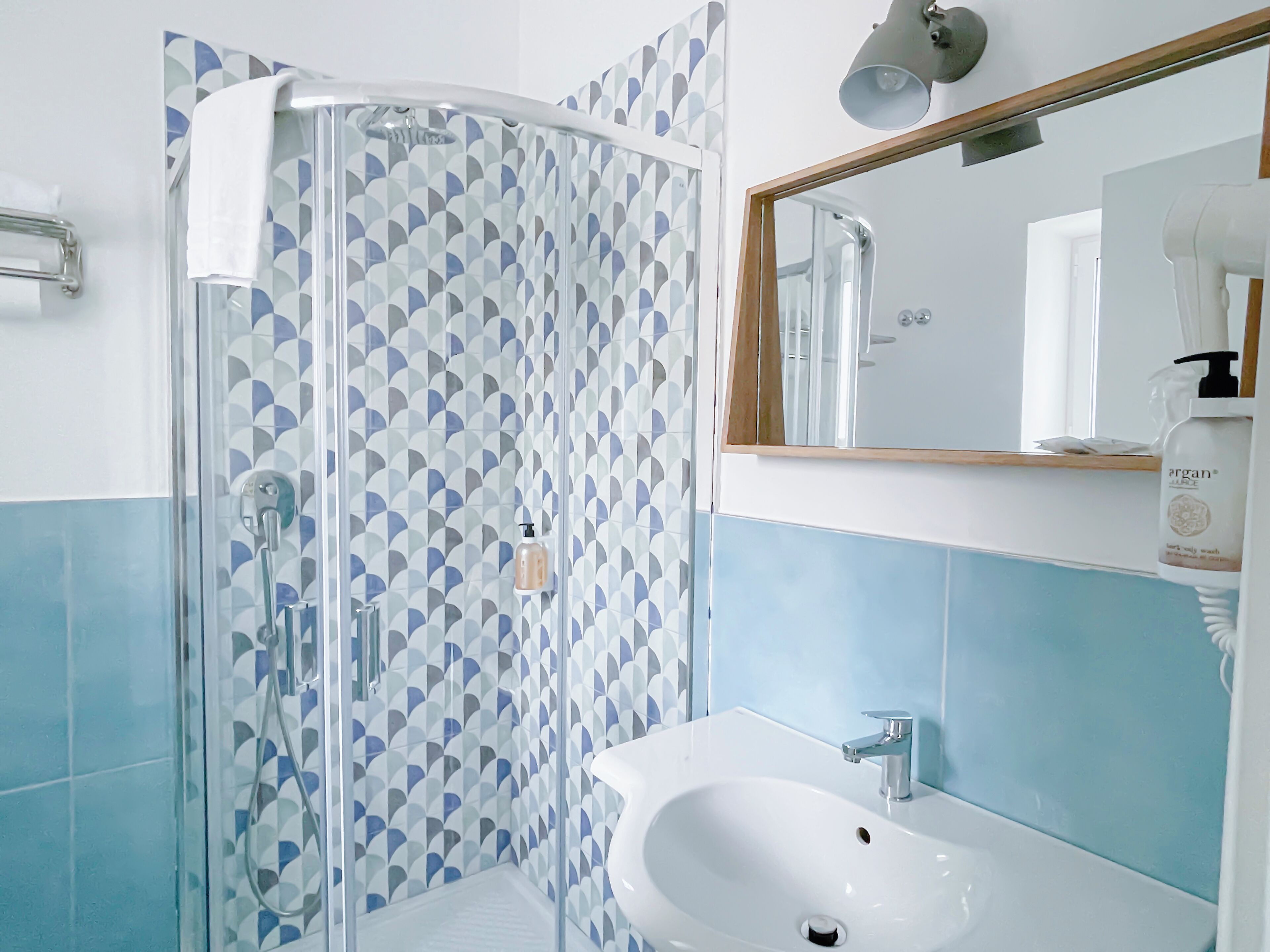 standard double room | bathroom | shower, towels