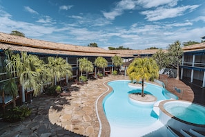 Utendørsbasseng, bassengtelt (inkludert) og bassengparasoller