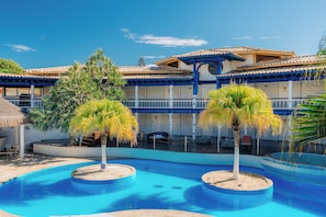 Utendørsbasseng, bassengtelt (inkludert) og bassengparasoller