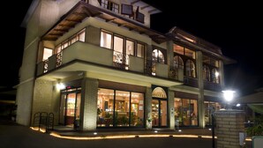 Front of property – evening/night - Hotel Duca della Corgna (Castiglione del Lago)
