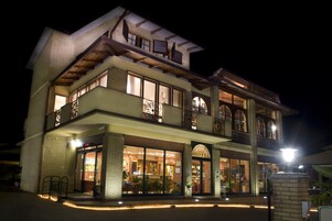 Fachada da propriedade à noite