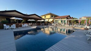 Outdoor pool, pool umbrellas - Hotel Duca della Corgna (Castiglione del Lago)
