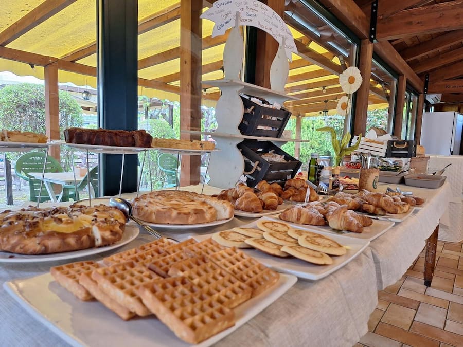 Petit déjeuner et dßner servis sur place