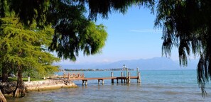 Praia particular, espreguiçadeiras, toalhas de praia 