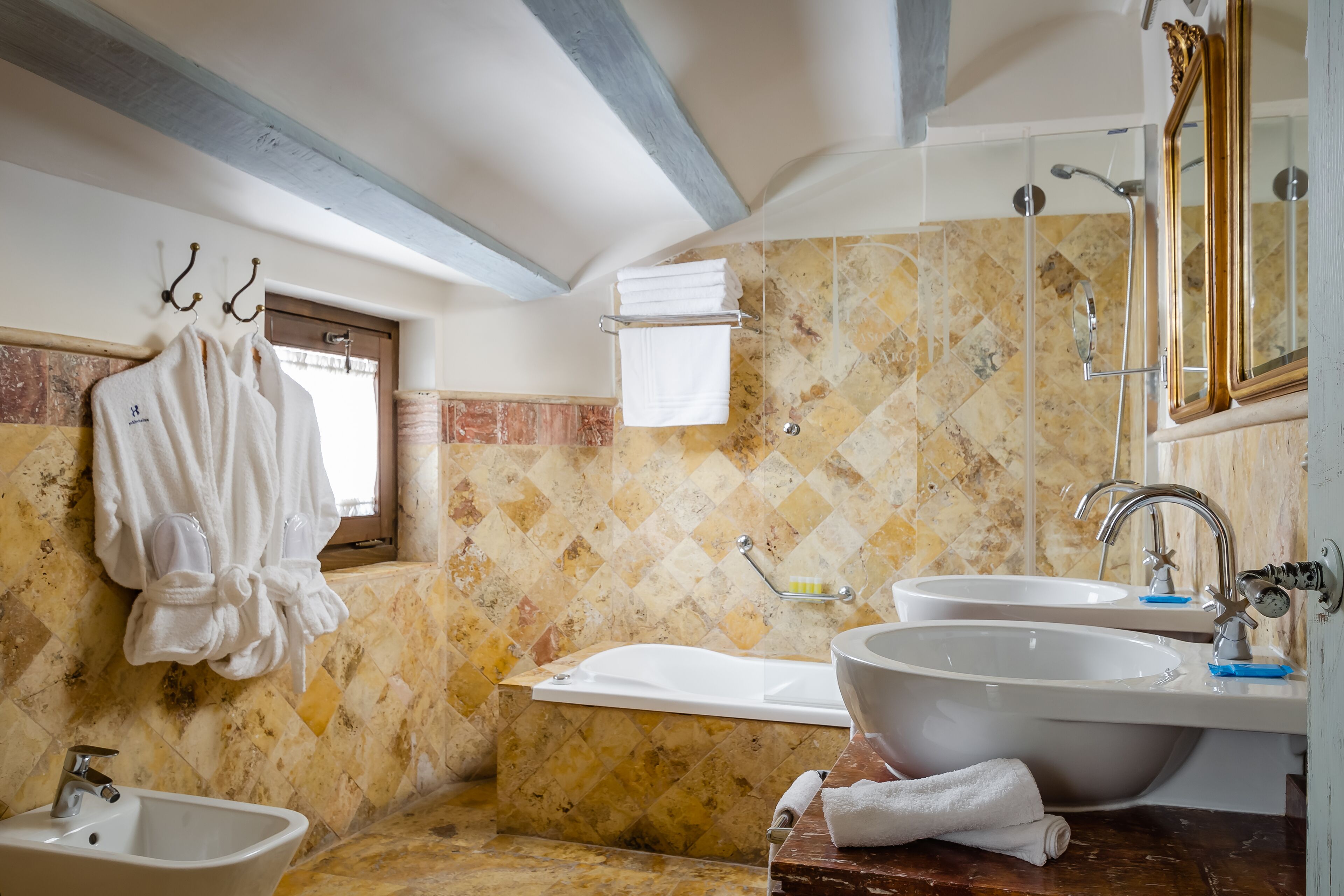 junior double room | bathroom | free toiletries, hair dryer, towels, soap